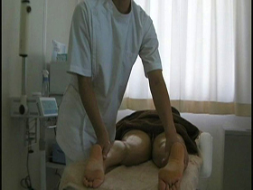 人妻マッサージ盗撮 揉まれるうちに乳首ビンビン！盗撮映像流出4時間ベスト32人　サンプル画像05